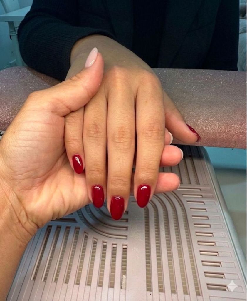 Unhas de gel vermelhas
